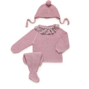 Jersey con dibujo de cuadritos y pequeño volante floral en el cuello. Polaina y gorro a juego.